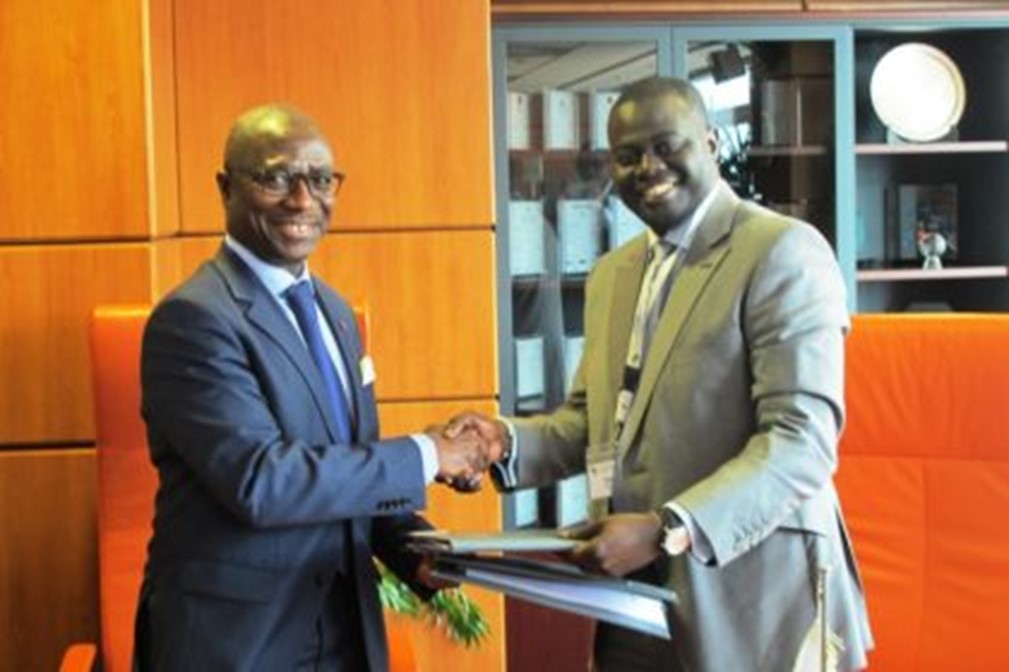 En 2014, aux côtés de Jean-Louis Ekra, ancien Président de la Banque Afreximbank, lors de la signature d’une facilité de 25 millions d’euros de crédit pour le soutien du secteur agricole.